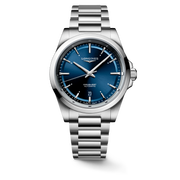 Quadrante blu a raggi di sole con indici applicati luminosi e lancette argentate lucide con trattamento Swiss Super-LumiNova® dell'orologio Longines Conquest automatico